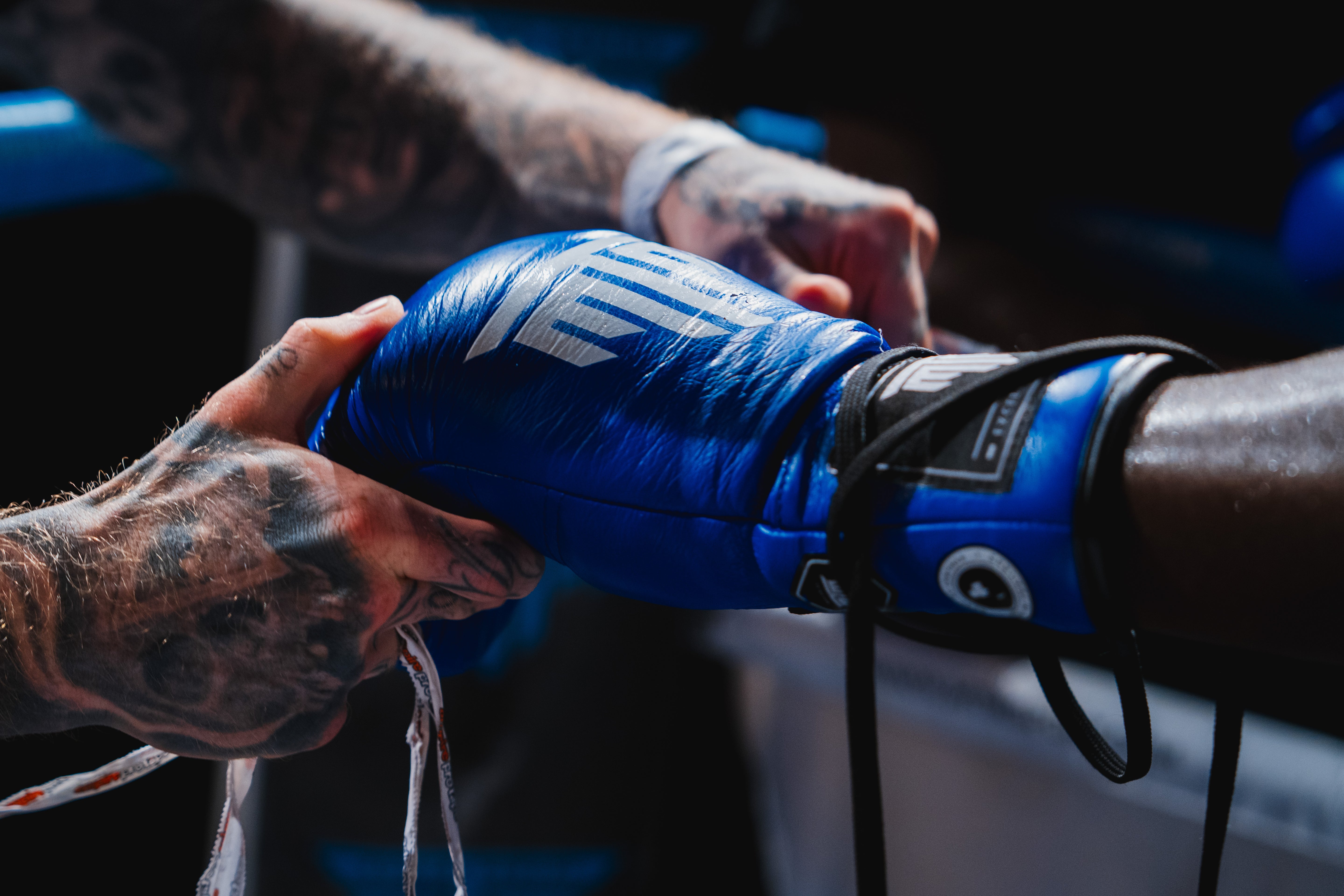 LACE UP GLOVES