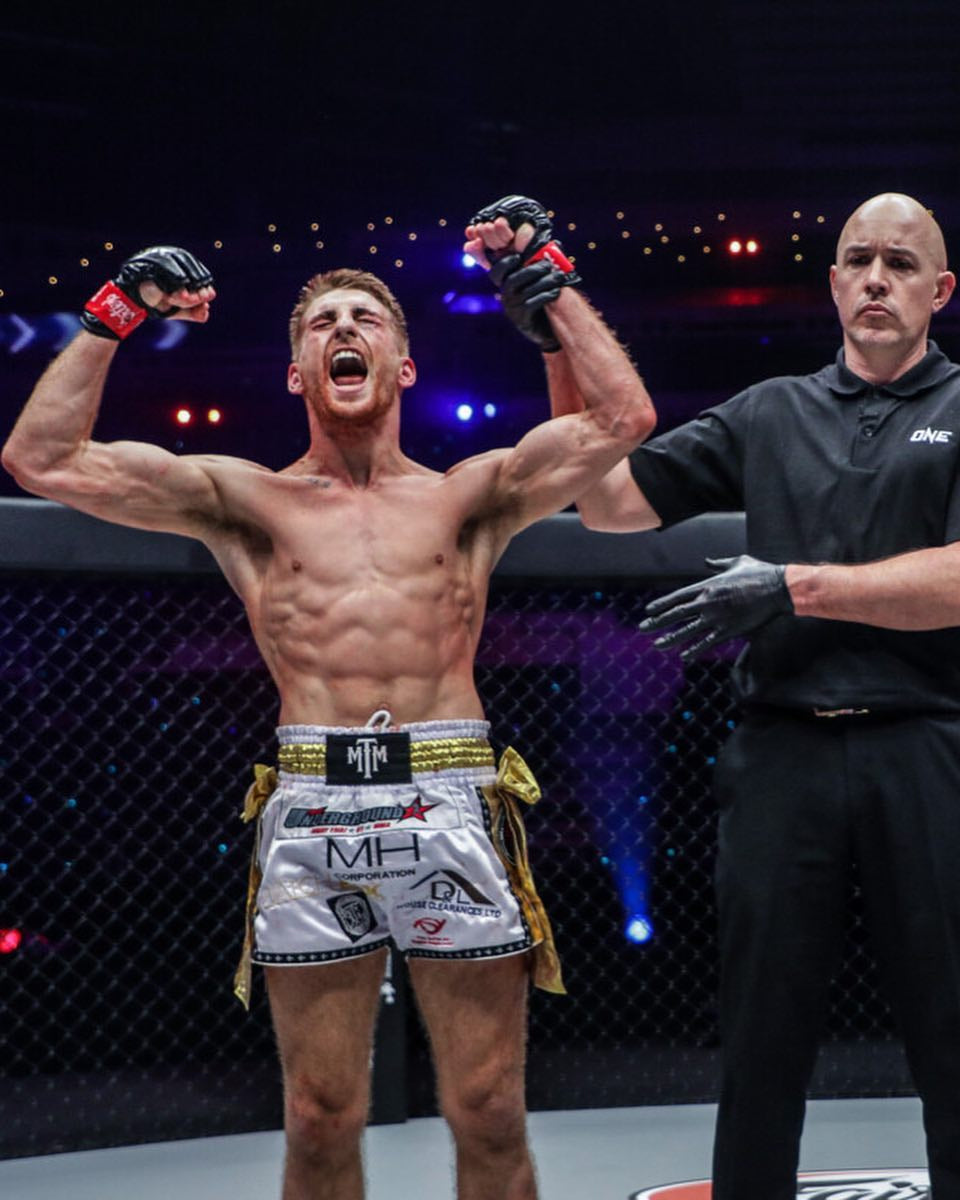 CUSTOM MUAY THAI SHORTS - RETRO STYLE